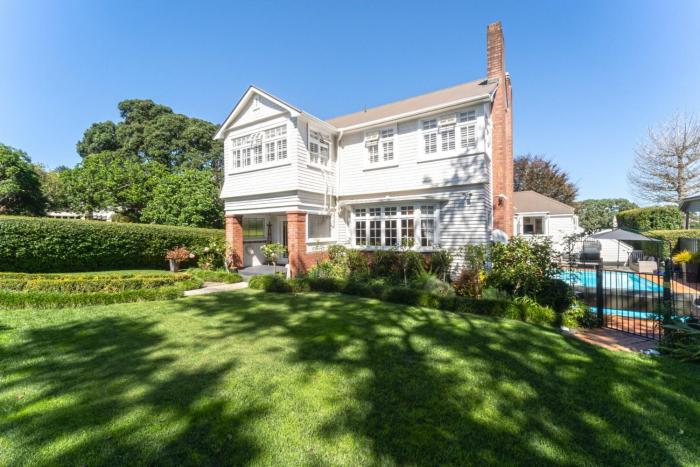 Cornwall Park Luxe Retreat with Pool Gym Cinema