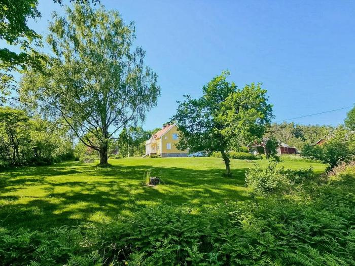 Country House With Pool Near Lake Vänern
