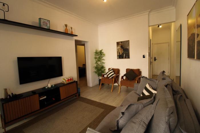 Charmoso e espaçoso apartamento a um quarteirão da Praia de Copacabana