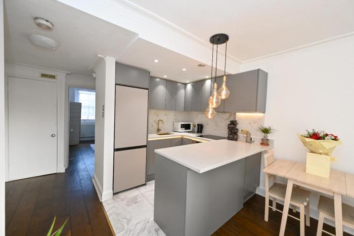 Luxurious 2 Bedroom 2Bathrooms & large reception overlooking Hyde Park