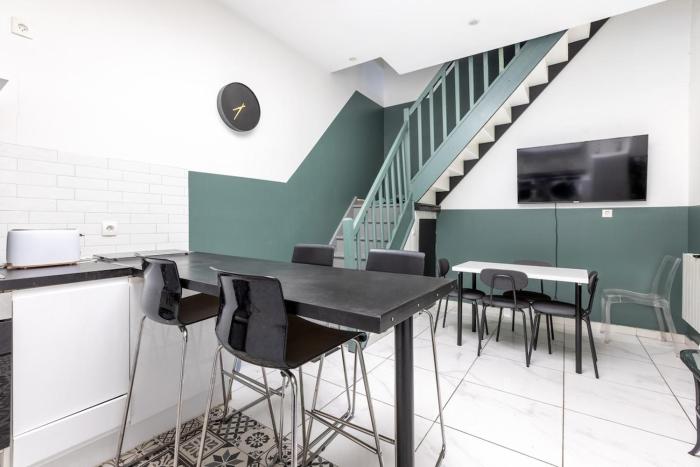 Large house - 4 bedrooms & 4 bathrooms