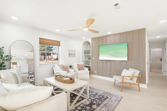 Sol Haus Stylish Coastal Retreat 3 Blocks to Beach Screened Porch Fast Wi Fi