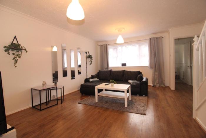 Modern 3-Bed House, Parking, WI-FI, 6 separate beds, Transport Links