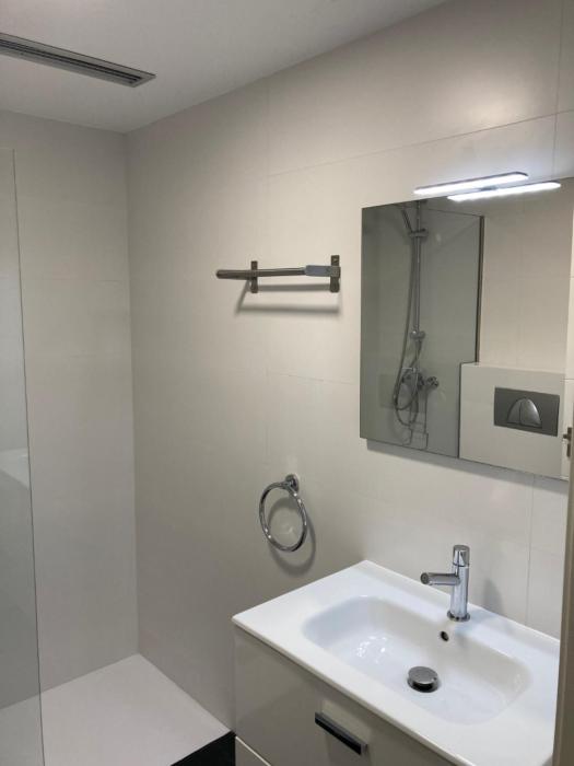 Lujoso apartamento delante de la playa con piscina y con garaje