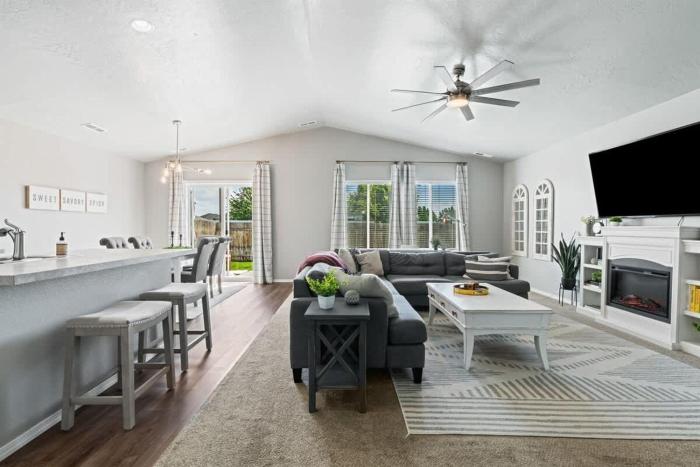 Spacious Cool Springs! Central Nampa 3 Bed