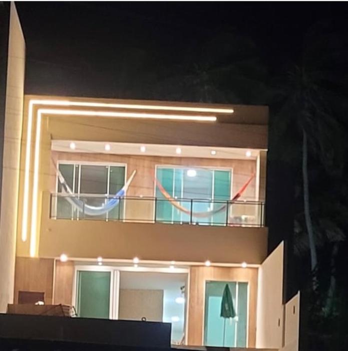 Suite 04 em casa Beira mar, com ar condicionado , cozinha completa com Micro ondas air fryer forno elétrico fogão Geladeira freezer gelagua e cafeteira elétrica Tudo para vc se sentir em casa além de um Deck com churrasqueira vista mar