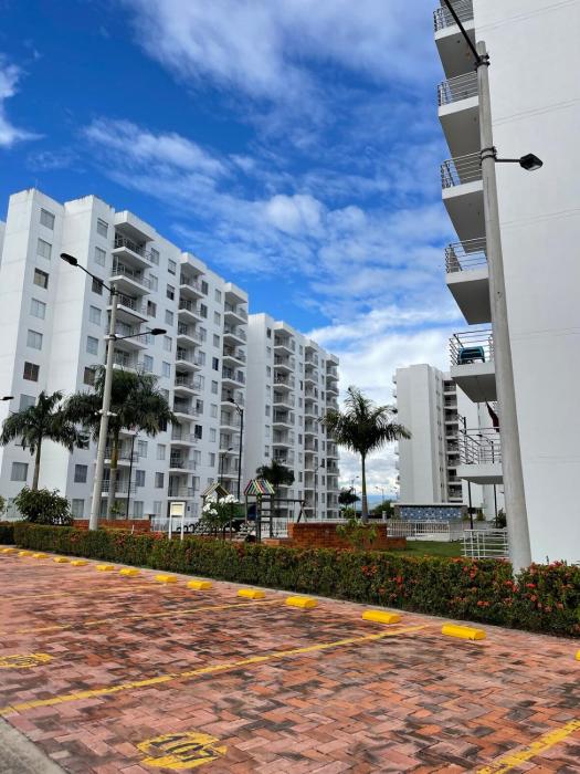 Apto con balcón con vista verde y 4 piscinas