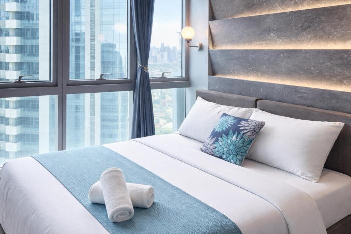 37h Spacious Family Suite with Laundry Room across Uptown Mall & Mitsukoshi Mall PAID Parking