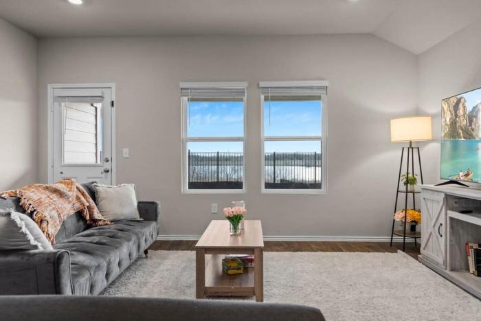 Marbella Lane - Amazing 4BR Lakeview Home