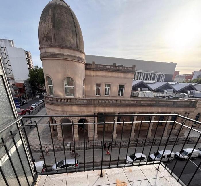 Monoambiente luminoso frente al Aldrey