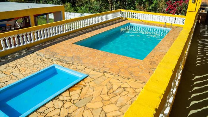 Chácara com piscinas, salão e campo de futebol