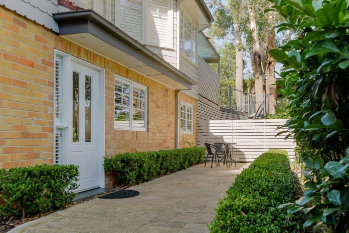 Greenwich Treasure - Moments from RNSh St Leonards