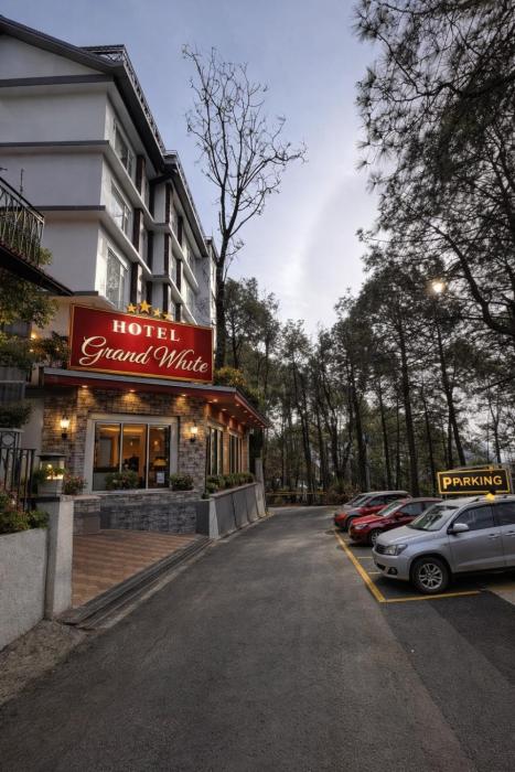 The Grand - A Premium Hotel near new BUS STAND SIMLA- Centrally heated #ROOFTOP TERRACE #PARKING #