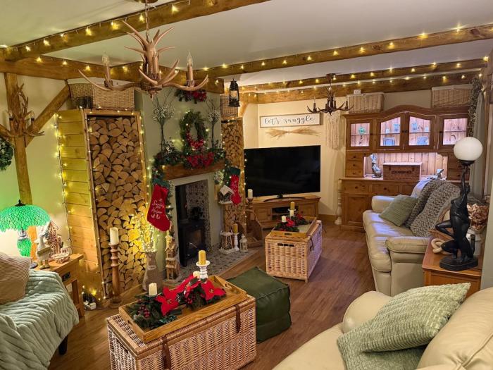 Detached property, beams, hot tub large garden