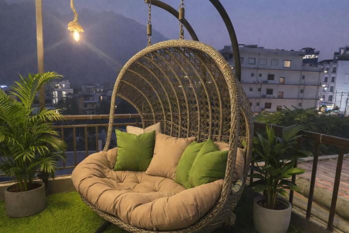 Around Stays-Rising Hills, Tapovan