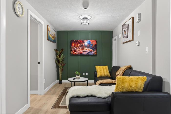 Guest Suite in Edmonton, King bed and parking