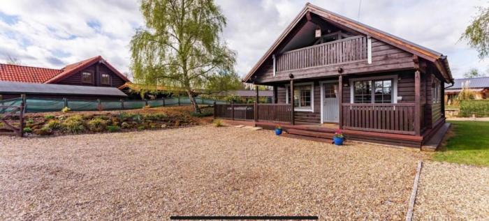 Norfolk 3 bedroom lodge with hot tub