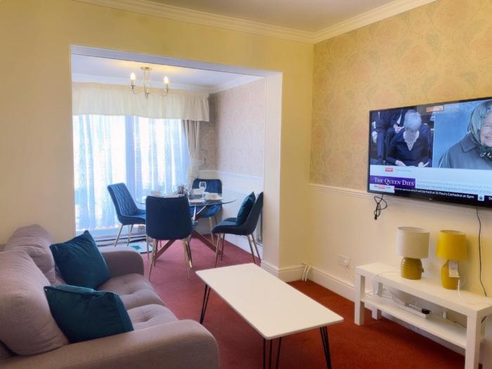 Abbey Wood Station Beautiful Two Bedrooms Bungalow House