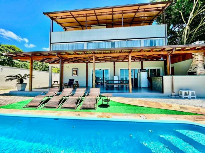 House with swimming pool, 4 en-suites, 6 parking spaces