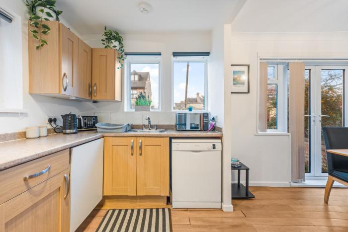 Stylish 4-BDR House, Guests 7, Free WIFI, Ample Parking