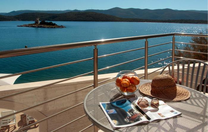 Gorgeous Apartment In Klek With House Sea View