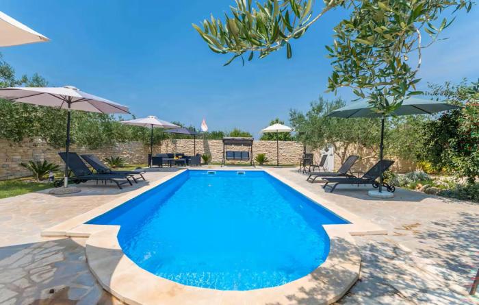 Gorgeous Apartment In Biograd Na Moru With Heated Swimming Pool