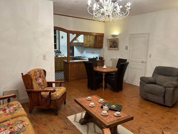 DUPLEX VINTAGE PROCHE de la GARE SNCF 2 à 4 personnes
