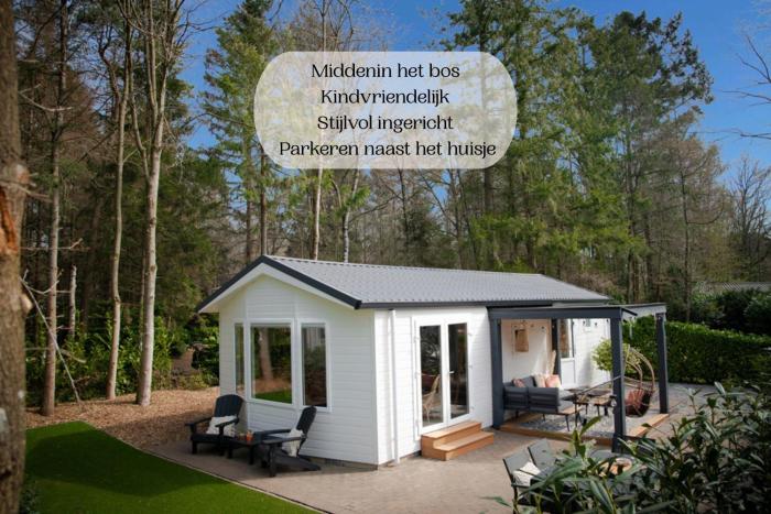 StayatSas Sam, middenin het bos, kindvriendelijk, stijlvol ingericht, parkeren naast het huisje,veel privacy, ruime tuin