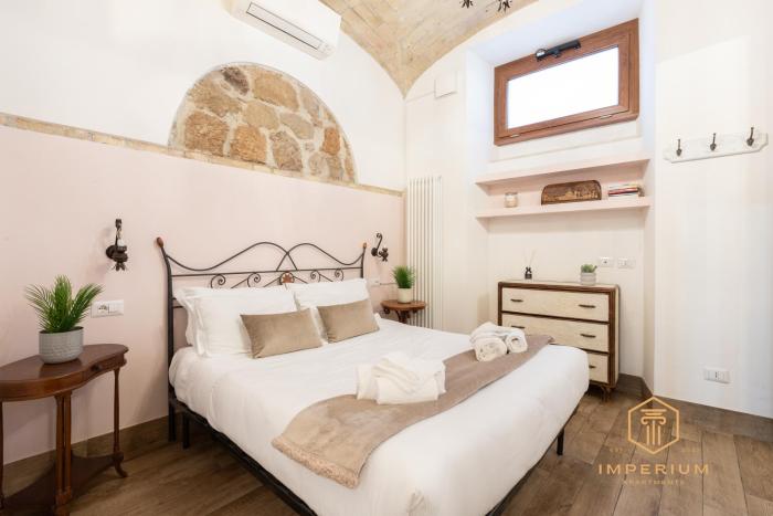 Imperium Residence - 100mt to metro, private Patio, A-C, 2-4 pax