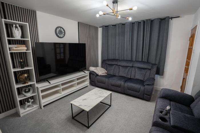 4 Bed Recently Refurbished Home Free Parking