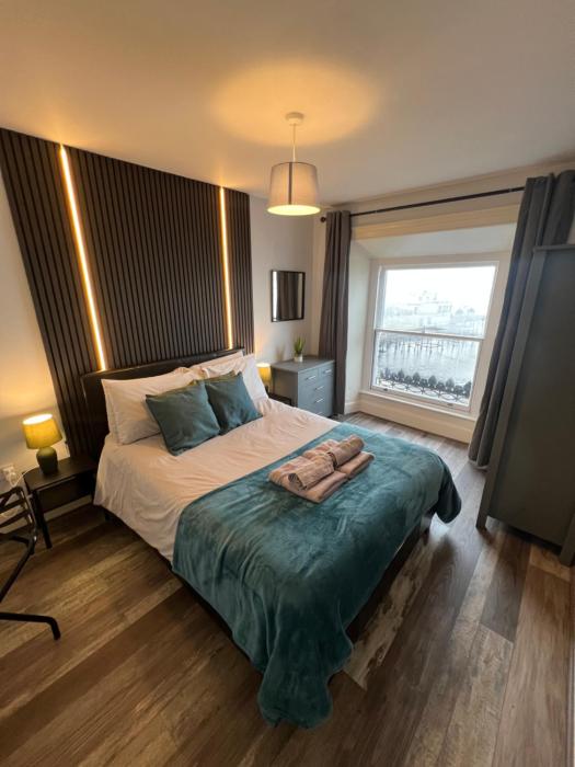 two bed Seafront apartment - sea views