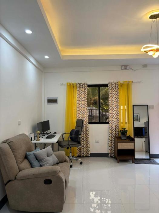 Apt with LUX Bathroom & Functional Workspace