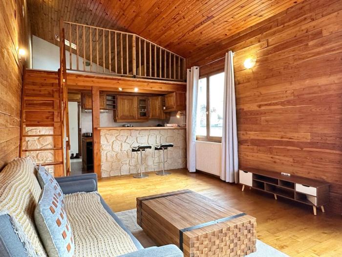 Duplex Chalet style private yard 150m to RER