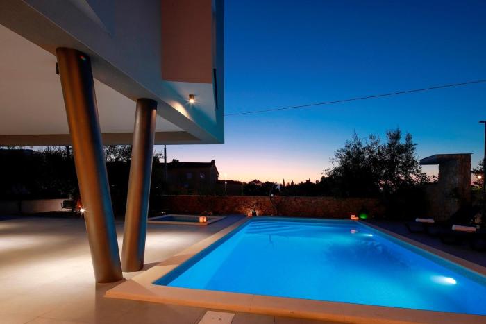 Luxury Villa Lanterna heated pool jacuzzi