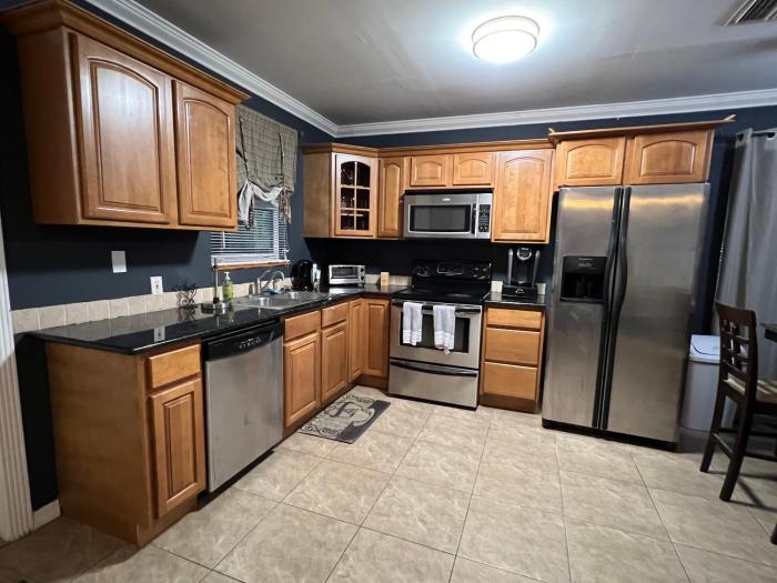 Modern 2 BR near shops, WD fast WiFI 2000mbps 10 min to beach