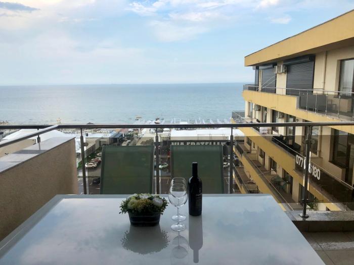 Summerlad Mamaia Beach