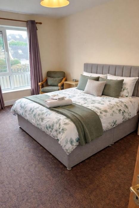 Quiet 2-Bed Suburb Stay, Free Parking & Near City