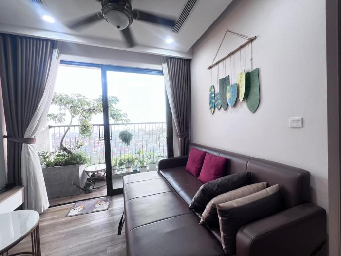 Sunny flower-filled green apartment with Netflix