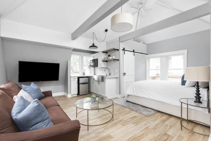 Midtown Modern Carriage Home Near Top Attractions Family Friendly