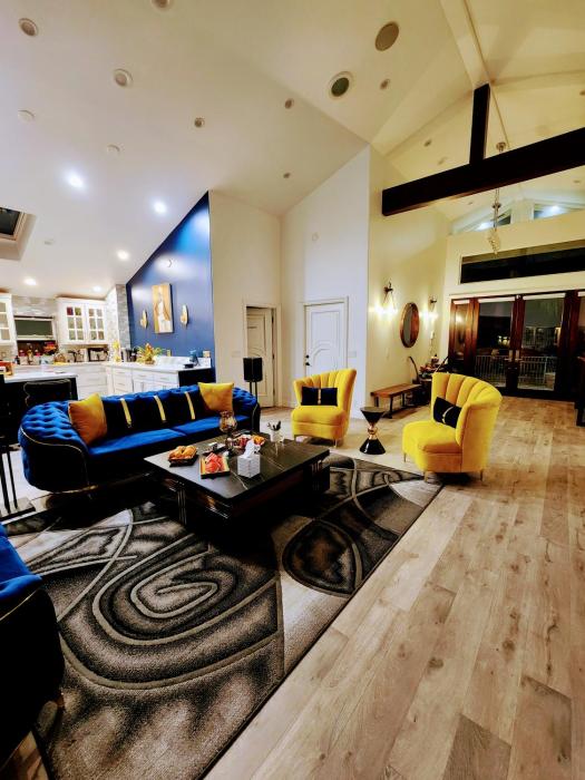 Entire Luxurious Vaulted Haven with Pool