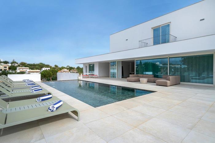 Modern 4-Bedroom Villa with Infinity Pool
