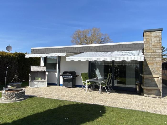 Holiday Home Freistehendes Ferienhaus in Tossens mit Terrasse by Interhome