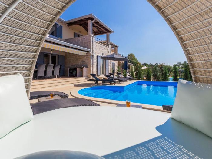 Holiday Home Tolles Ferienhaus in Deklići mit Privatem Pool by Interhome