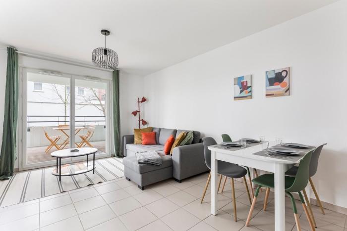 NEW! 2-bedroom apartment & parking, close to tram & metro, terrace