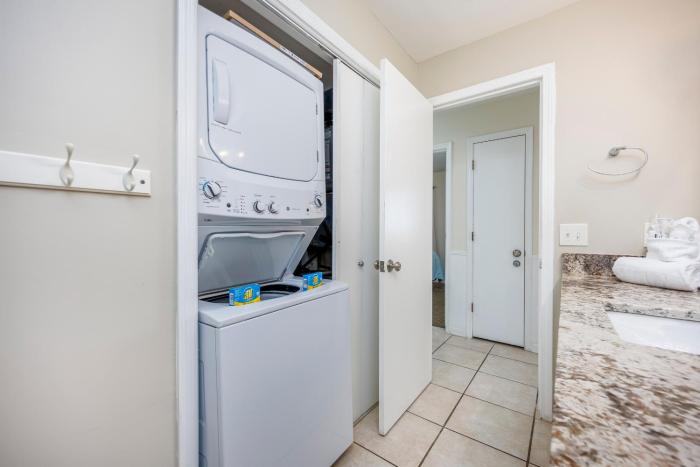 Spacious Beachfront 3br, 2ba Condo in Cherry Grove