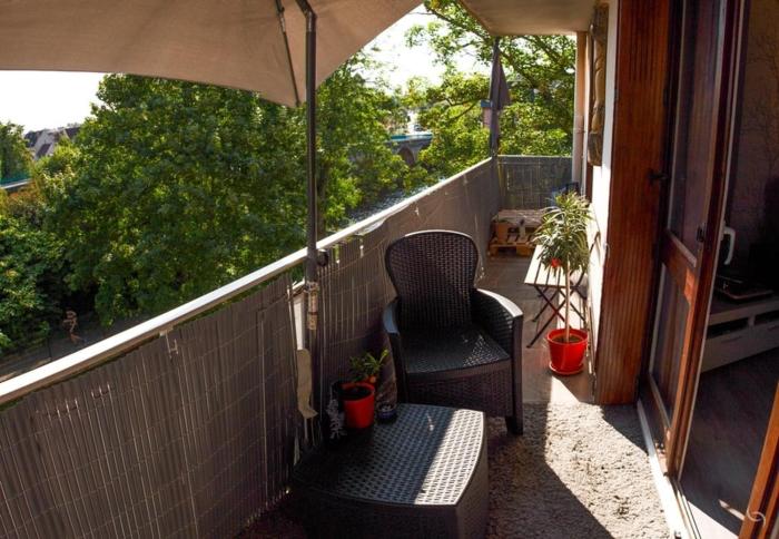 Au pied des quais avec balcon