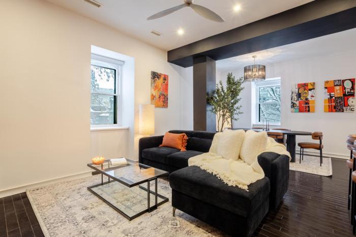 Elegant Downtown Stay, Near Bell Centre MTL