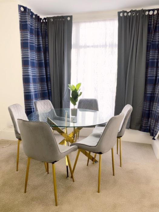 The Congress 4 Bedrooms, 7 Beds Relaxation Home