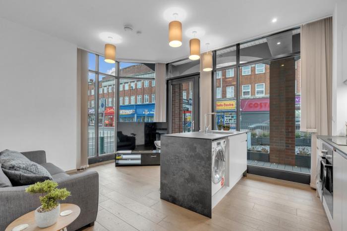 Modern Heathrow Airport Apartment