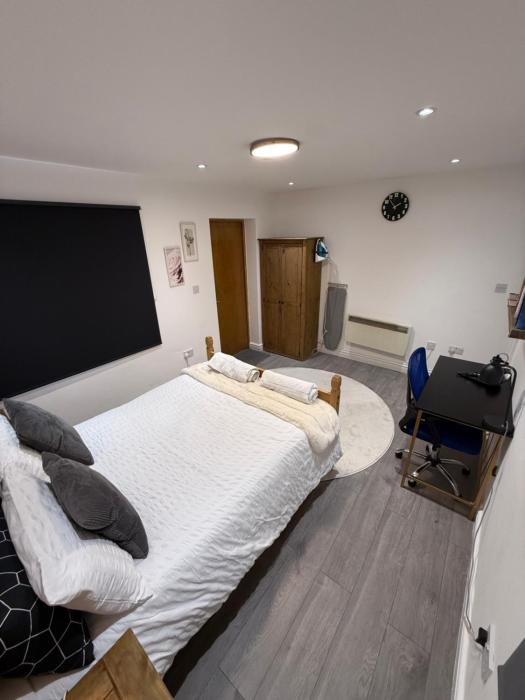 One Bedroom Apartment with living room and private Garden